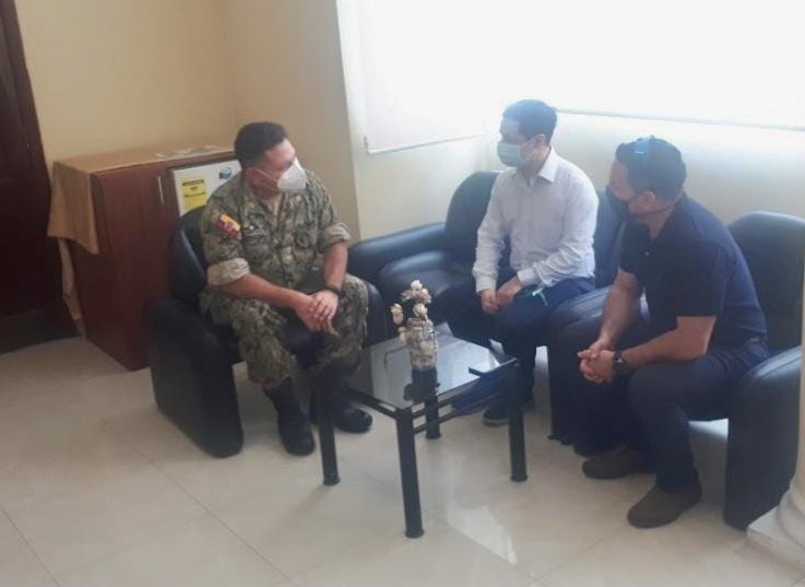 armada_ecuador's tweet photo. #ElOro | Capitán de Puerto Bolívar, mantuvo reunión con el Gerente General del Servicio y Agencias Marítimos S.A. (SAGEMAR), Cristóbal Bugmann, para tratar sobre la contingencia por derrame de hidrocarburos, remolcadores de altura en Puerto Bolívar; entre otros temas. #UCSORO https://t.co/nku4VH4VCq