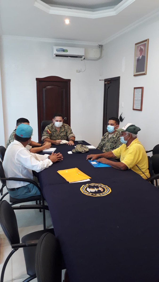armada_ecuador's tweet photo. #ElOro | Capitán de Puerto Bolívar, se reunió con representantes del sector de pesca artesanal de la provincia para tratar la implementación de seguridad a las embarcaciones, campañas de matrículación, pesca ilegal; y otras temáticas de importancia para este sector. #UCSORO https://t.co/2E2WFgHz4x