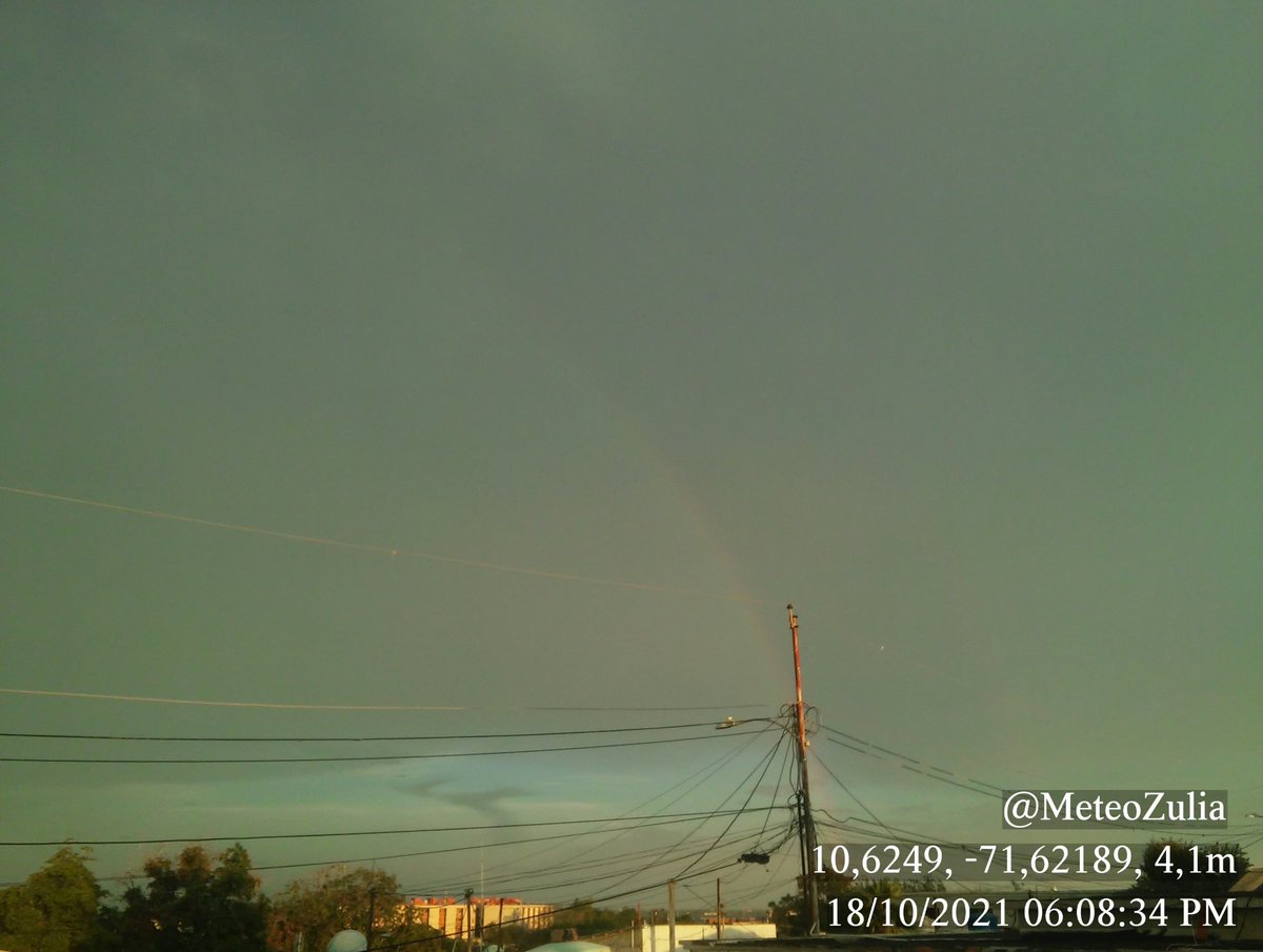 MeteoZulia's tweet photo. #18Oct #Maracaibo  #lluvia avanzando desde el E y un Arco Iris
#ArcoIris #Rainbow #RainbowLovers 
#Atardecer #Ocaso #Lluvias #Nubes 
#Rain #ThundersStorm #Thunders #Lightening 
#Sun 
#Sunset #SunsetLovers 
#Clouds #CloudsLovers 
#Storm #StormHour #StormLovers
#Sinfiltro https://t.co/6XVtyEUGv1