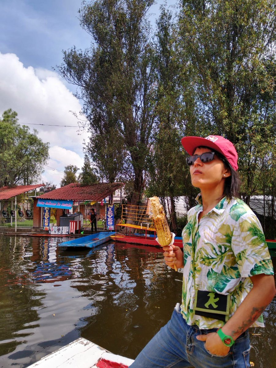 luisatieneira's tweet photo. Sigo cruzando ríos, andando selvas, amando el sol...comiendo Elote #EloteStyle #HastaLaRaíz #Xochimilco #Entusada #LuNeedsAllTheWorldToConfirmThatSheAintLonely https://t.co/gHn7Chcty8