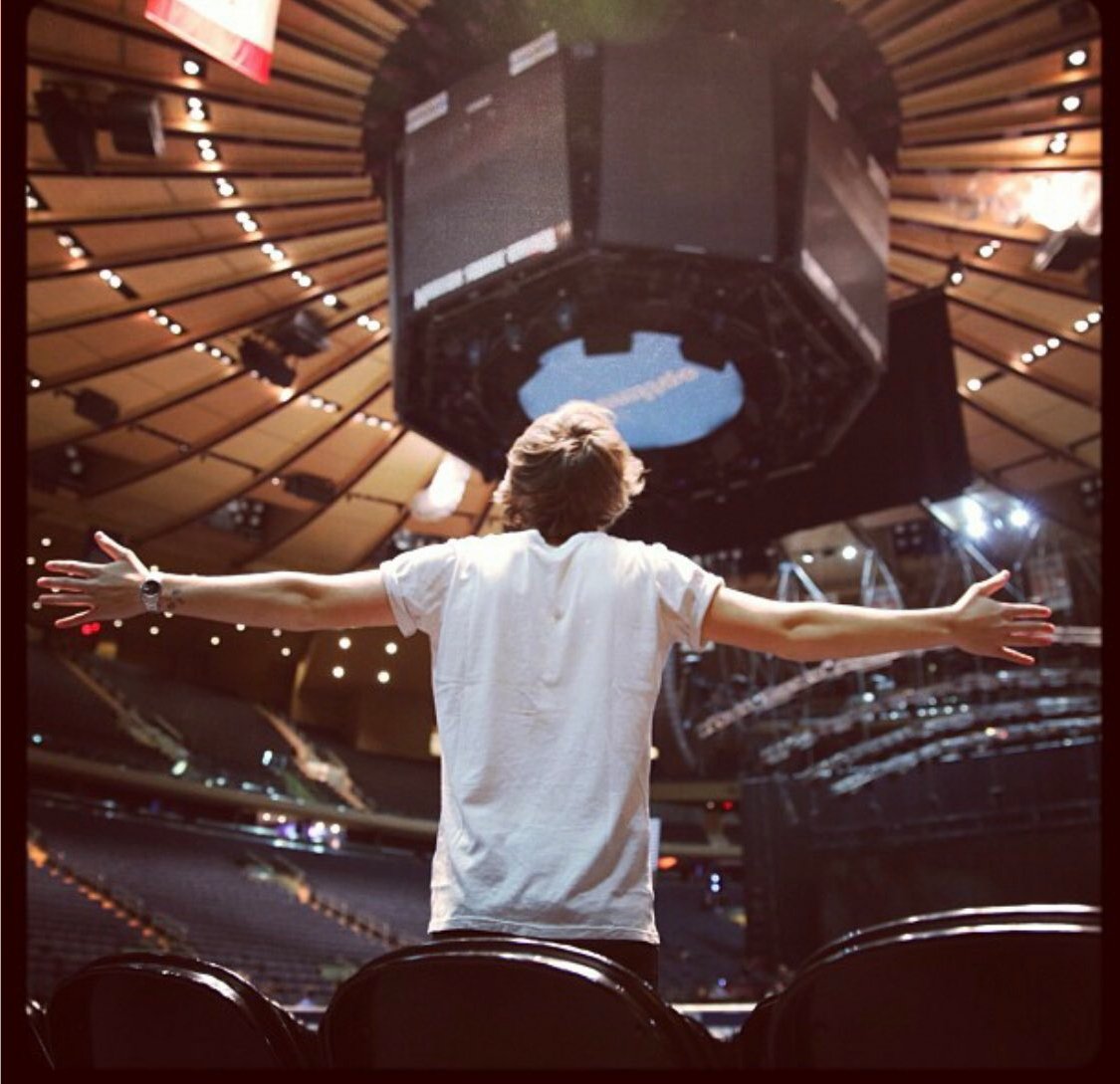 itshotaria's tweet photo. HARRY STYLES E SUA ICONICA FOTO DE BRAÇOS ABERTOS DURANTE OS ANOS VENCEMOS https://t.co/tsErrk1s7O