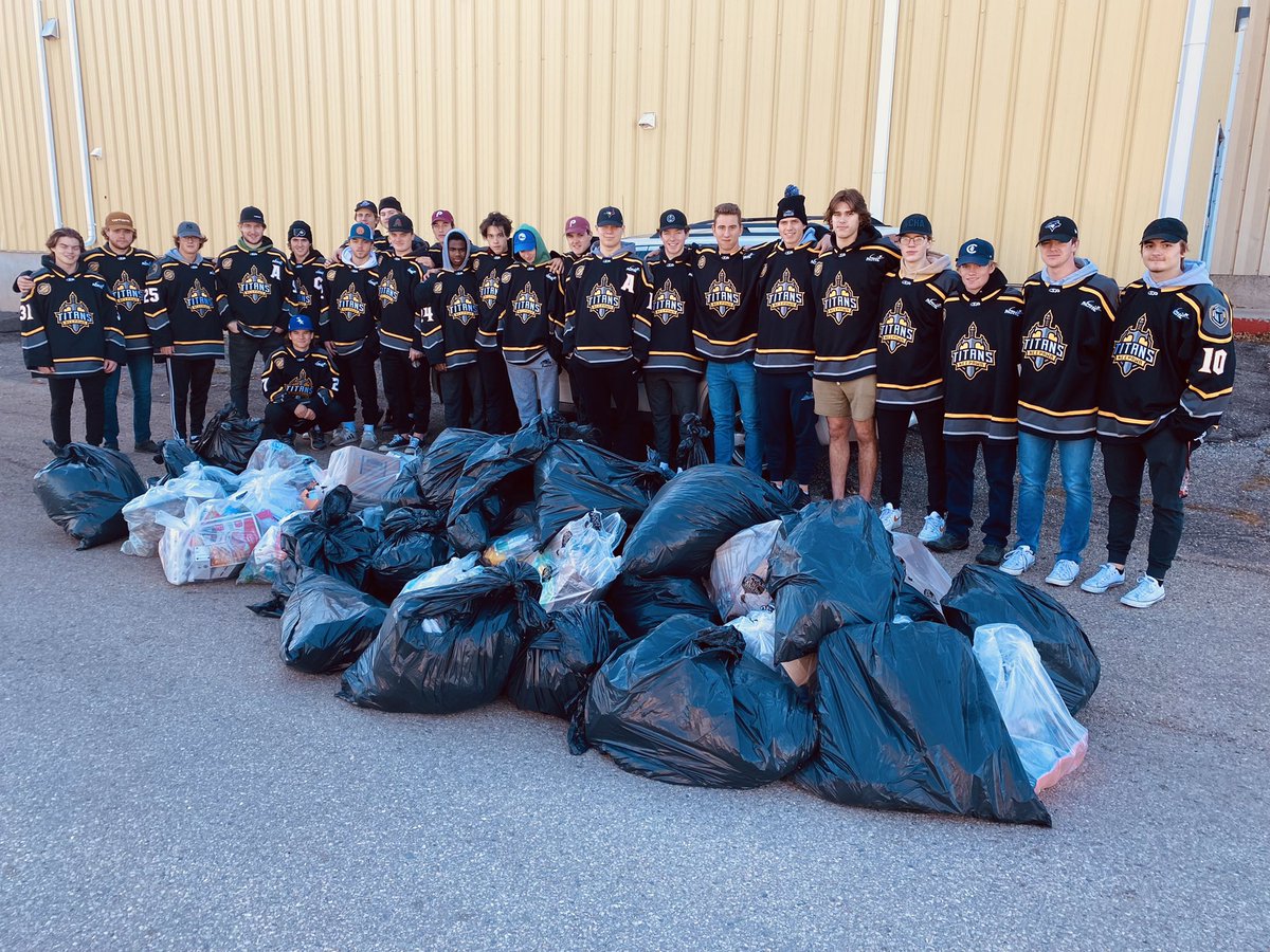 MJHLTitans's tweet photo. The Titans spent their Monday morning taking part in the @RecycleMB #CleanMB program. We encourage everyone to do their part! ♻️ https://t.co/INeY7Sut3i