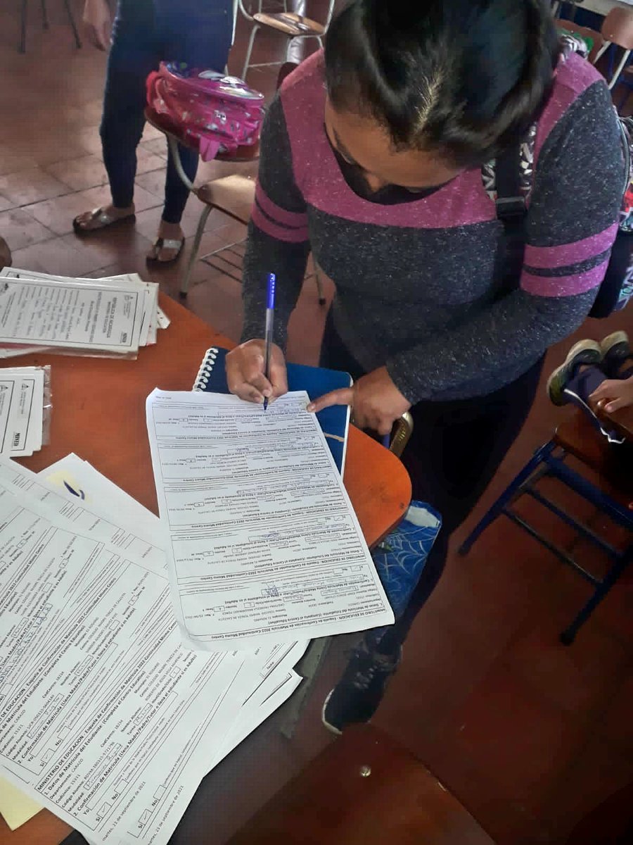 #TodosJuntosVamosAMatricularnosProceso de Matrícula en el Centro Educativo Madre Teresa de Calcuta.En El Rosario//Carazo.
Madres y padres de familia firmando esquelas de continuidad Educativa 2022.Para garantizar la Educación de sus hijos e hijas. <a href="/minednicaragua/">Ministerio de Educación Nicaragua</a> <a href="/salvadorVang/">Salvador Vanegas G</a>