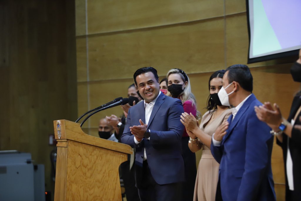 LuisBNava's tweet photo. Hoy rindieron protesta los titulares de los Institutos del Municipio; con su colaboración podremos cumplir nuestro compromiso de mejorar la calidad de vida de las y los queretanos. Su labor es fundamental para hacer de Querétaro #LaCiudadQueQueremos. https://t.co/DrAby2qVpr