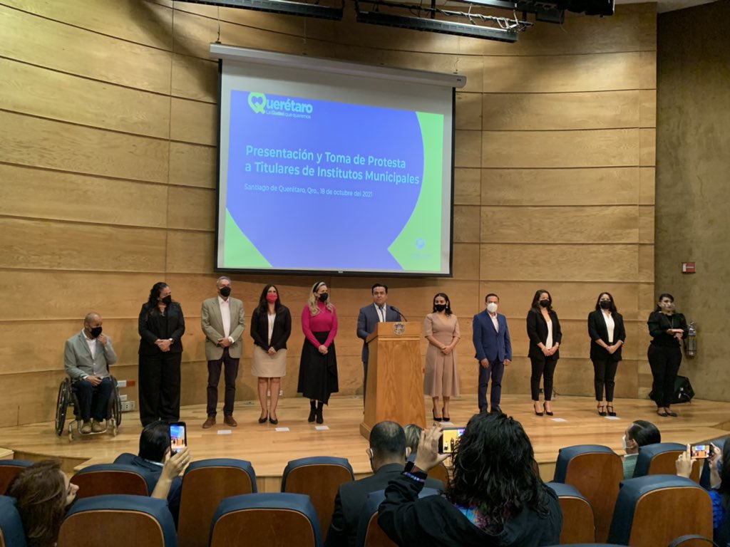 LuisBNava's tweet photo. Hoy rindieron protesta los titulares de los Institutos del Municipio; con su colaboración podremos cumplir nuestro compromiso de mejorar la calidad de vida de las y los queretanos. Su labor es fundamental para hacer de Querétaro #LaCiudadQueQueremos. https://t.co/DrAby2qVpr