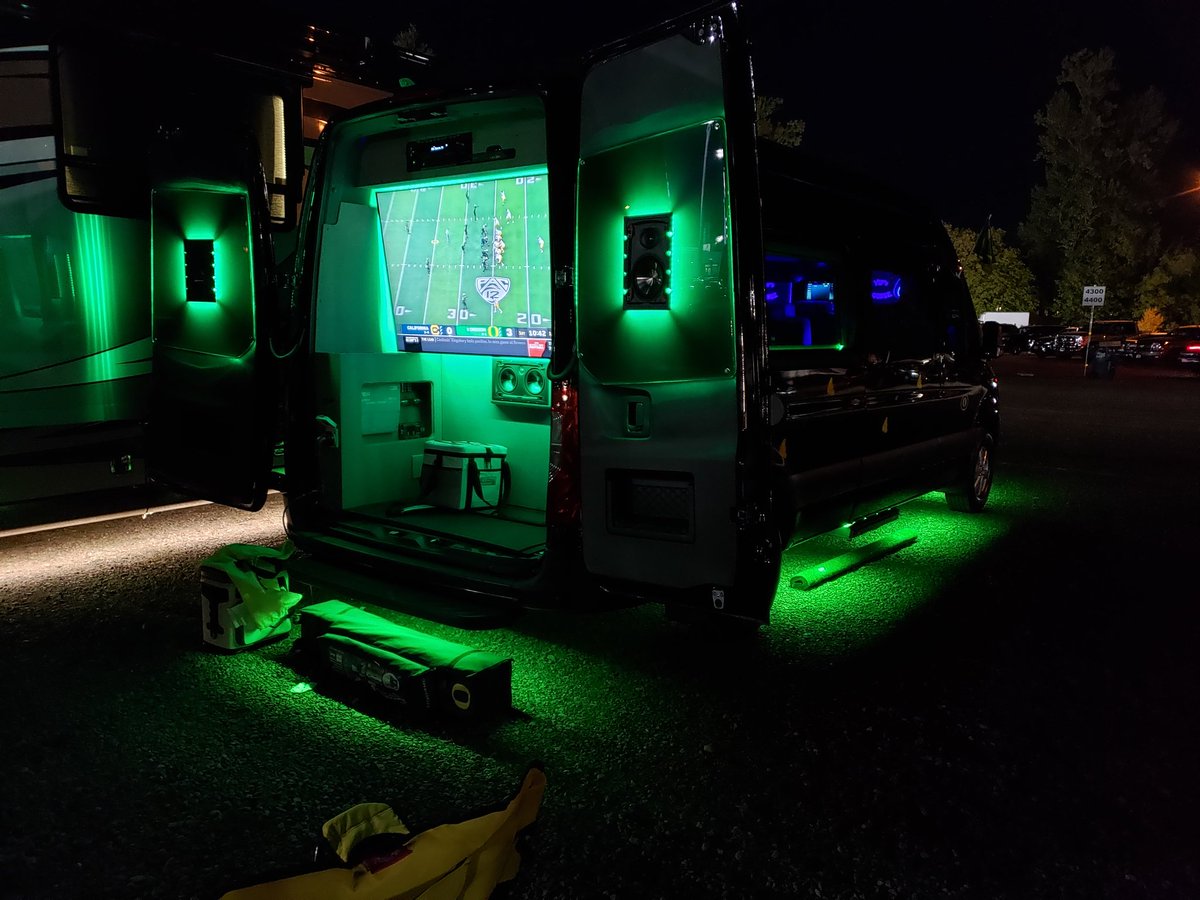 Vips2pdx's tweet photo. VIPs...@AutzenStadium tailgating Duck's home game Vs. Cali. #Duckstailgatingparty https://t.co/mcrQfFonKn
