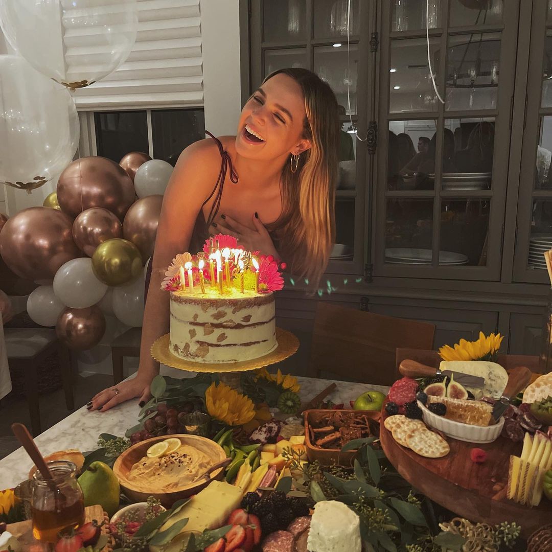 Happy belated birthday Bailee Madison, love her 22 yrs old already was like 19-20 a moment ago. 