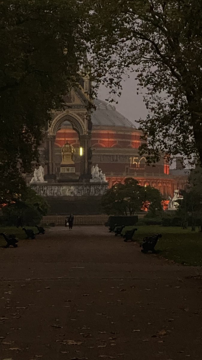 jenny_mustard's tweet photo. magical pink drizzle light in london tonight.
always such a cinematic mood in this city. https://t.co/1TRfl0yhFm