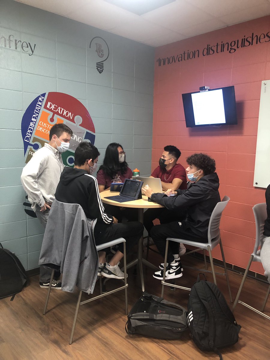 Roberts_BGbiz's tweet photo. The process of estimating the potential market is what market sizing is all about.  TY to @incubatoredu &amp; @District214 alum Greg Harner @HoodieHoop for teaching  @BG_Bison entrepreneurs all about TAM, SAM, &amp; SOM! @bott_jeff https://t.co/KKgch542Pt