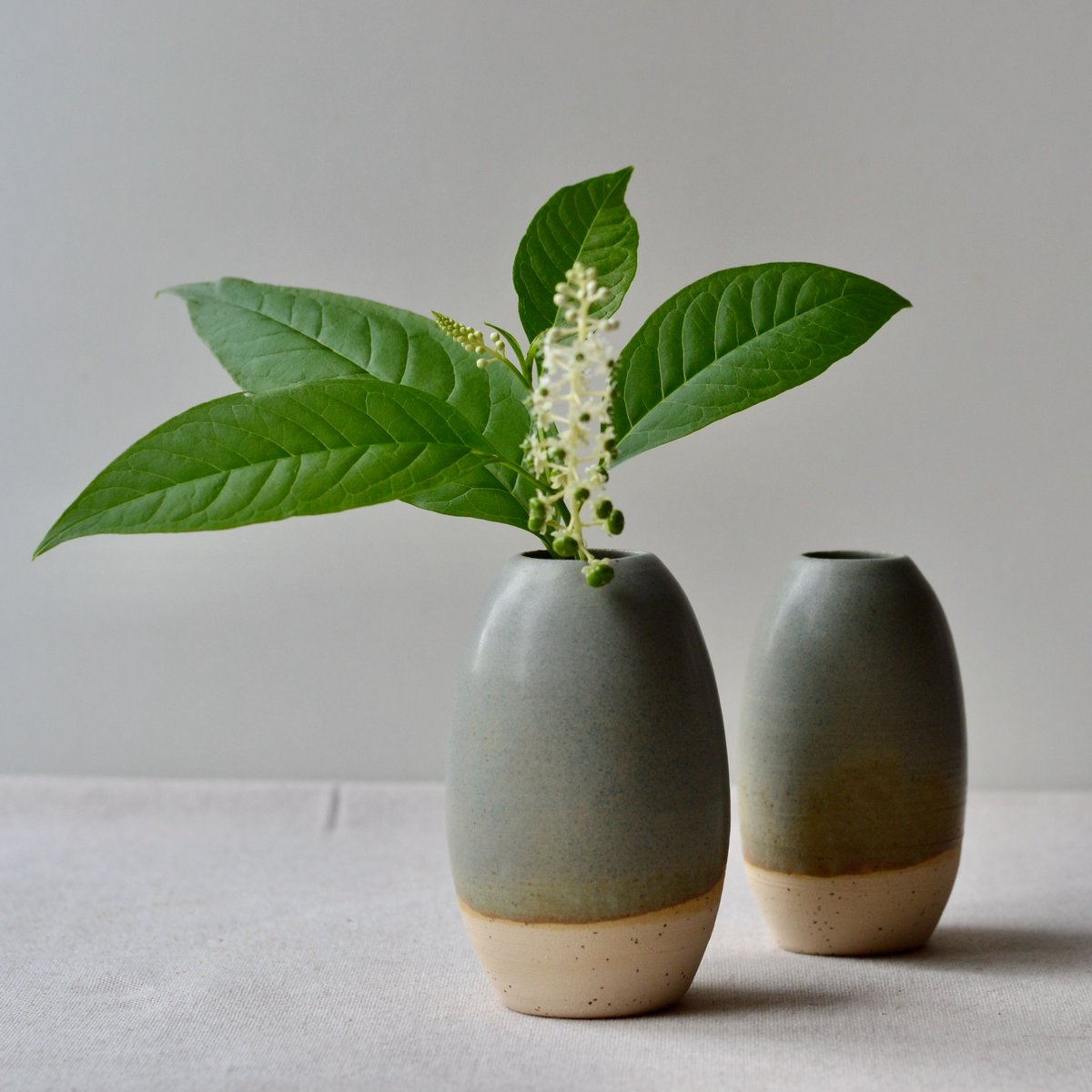 MaiaMing's tweet photo. How would you describe this color?
#glaze #budvase #handmade #wheelthrown #etsyseller #differencemakesus #designermaker #wheelthrownpottery #ceramics #instaceramics #pottery #potteryforall #instapottery #ceramicartist #pottersofinstagram #potterylove #designlife #claylove #clay https://t.co/DZaEEvGRN3
