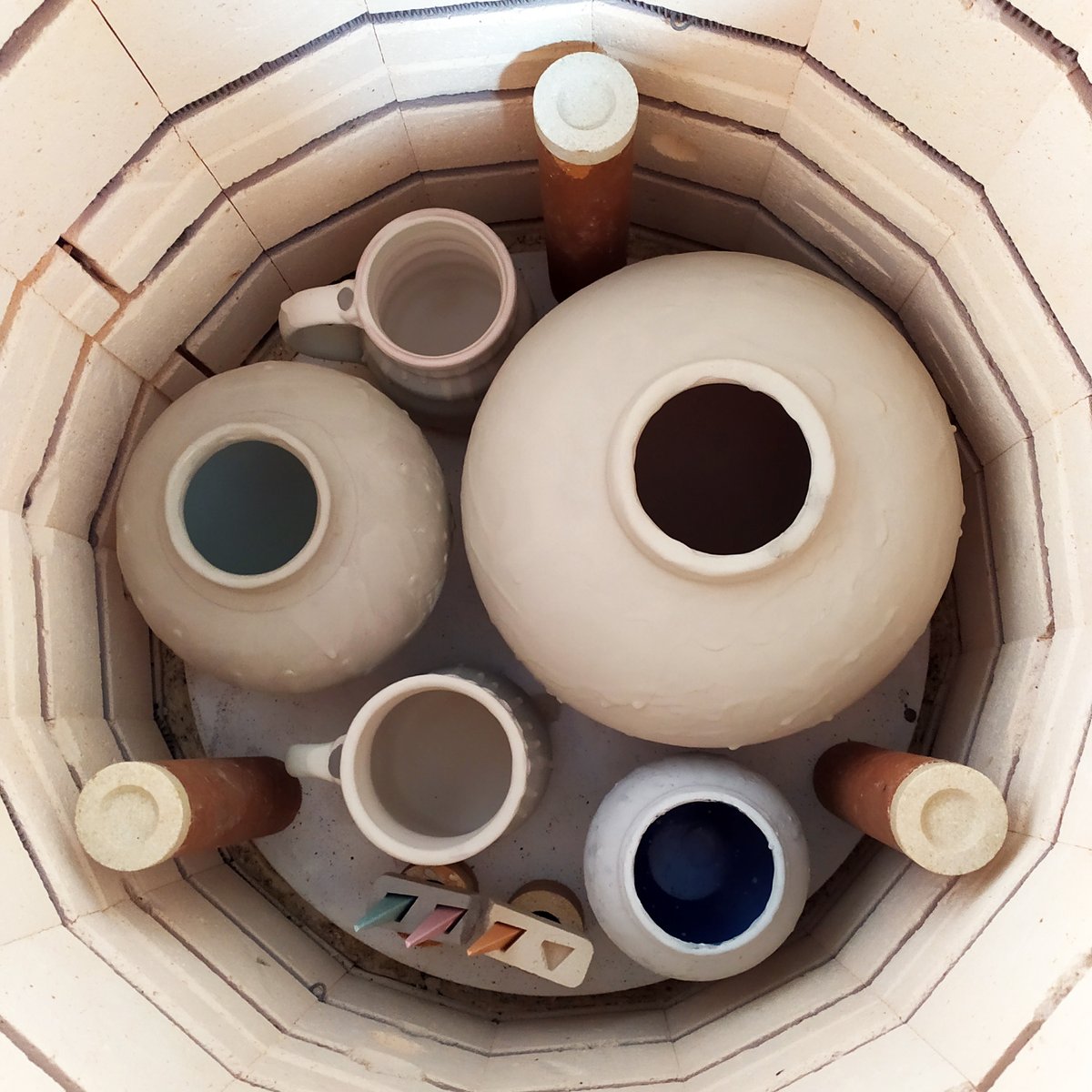 mrsjingles123's tweet photo. Glaze firing tomorrow! You can see the kiln's bottom shelf, middle shelf (which includes three tall pots) and a third (half) shelf. It's always fairly pot-luck until you really know your glazes. I'm still learning about mine. Keep your fingers crossed!
#glazetesting #kilnloading https://t.co/Z8Xl0iAVuH