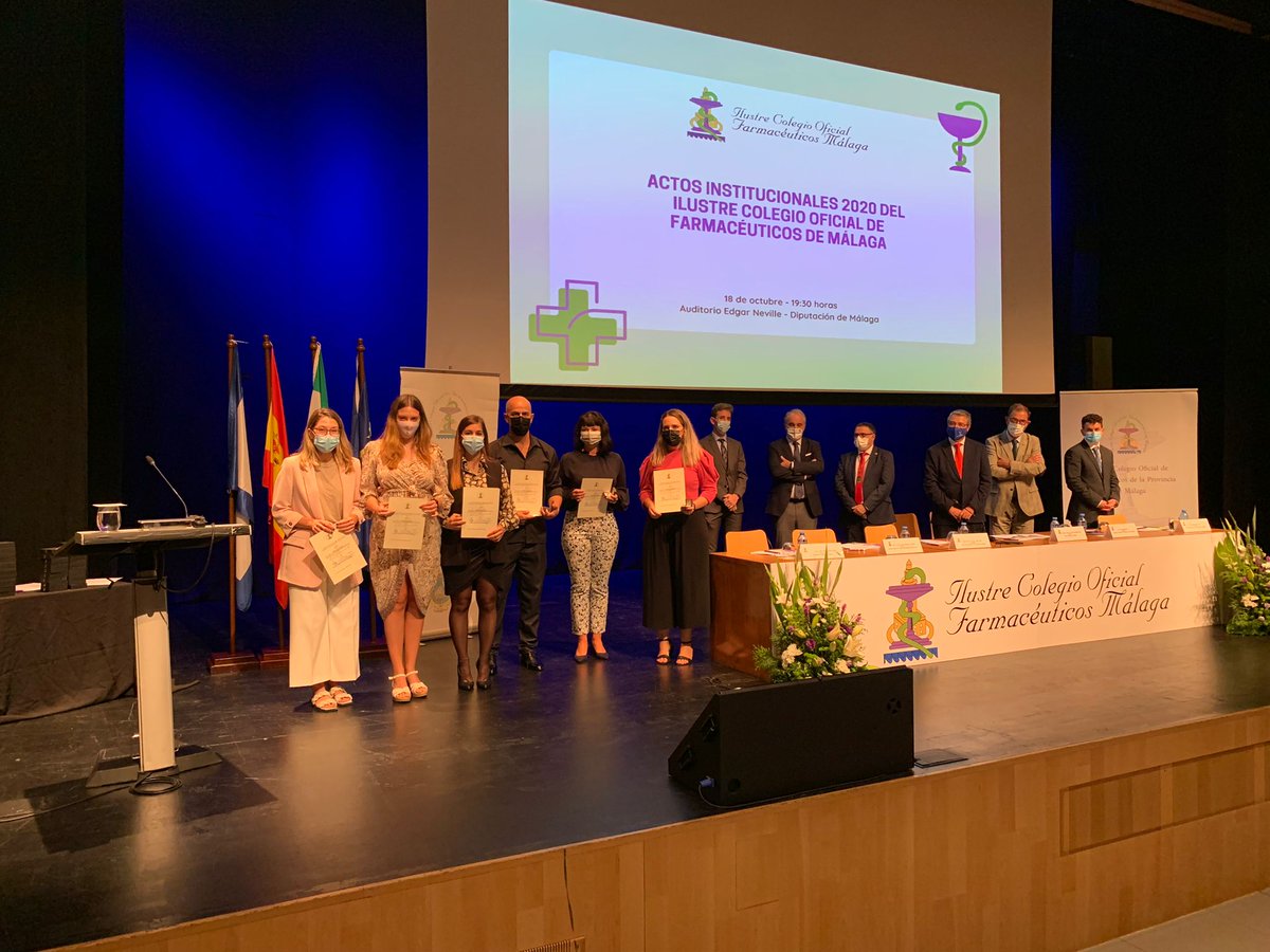 ICOFMA's tweet photo. 👥 Damos la bienvenida al @COFMalaga a los #farmacéuticos que se han colegiado durante el pasado año. Además de entregarles la cédula de colegiación, se ha realizado la lectura del juramento hipocrático https://t.co/LKIqXcbh0c