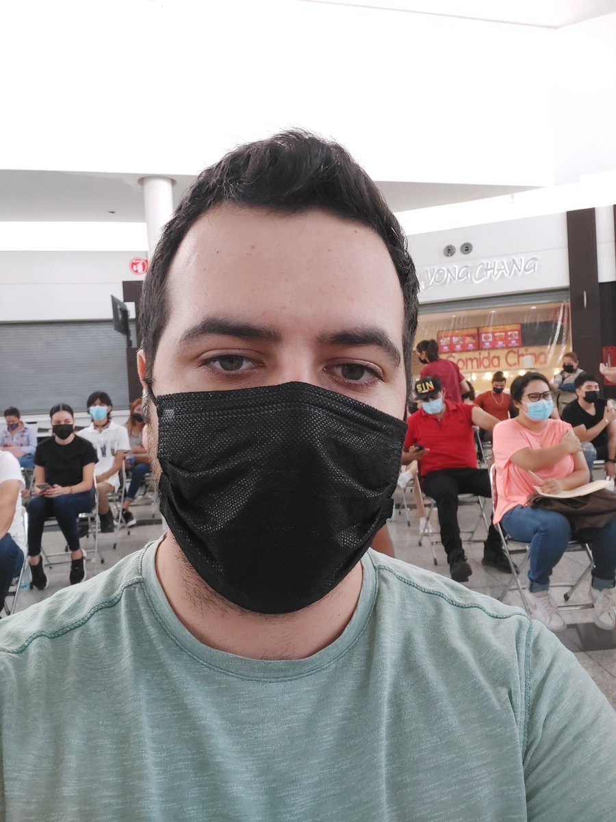 Recien vacunado y listo pa desayunar la comida china en el fondo.