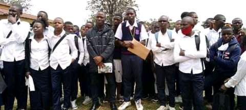 Les élèves de Beni demandent au gouv congolais de trouver une solution à la reprise de cours dans 48 h . Dépasser ce délai , une action de grande avergure est envisageable jusqu'à à l'effectivité des activités scolaires .
<a href="/ProfesseurTony/">Professeur Tony Mwaba</a> 
<a href="/LukondeSama/">Sama Lukonde</a>