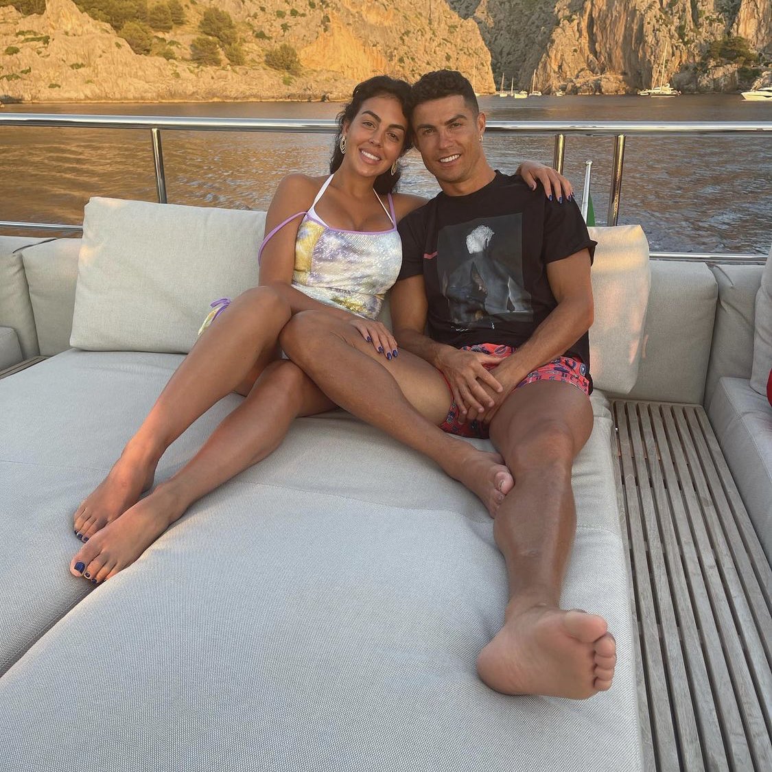 SoyFan10's tweet photo. Mientras Georgina y Cristiano sigan juntos, yo seguiré creyendo en el amor.❤️ https://t.co/l8KJbRz31p