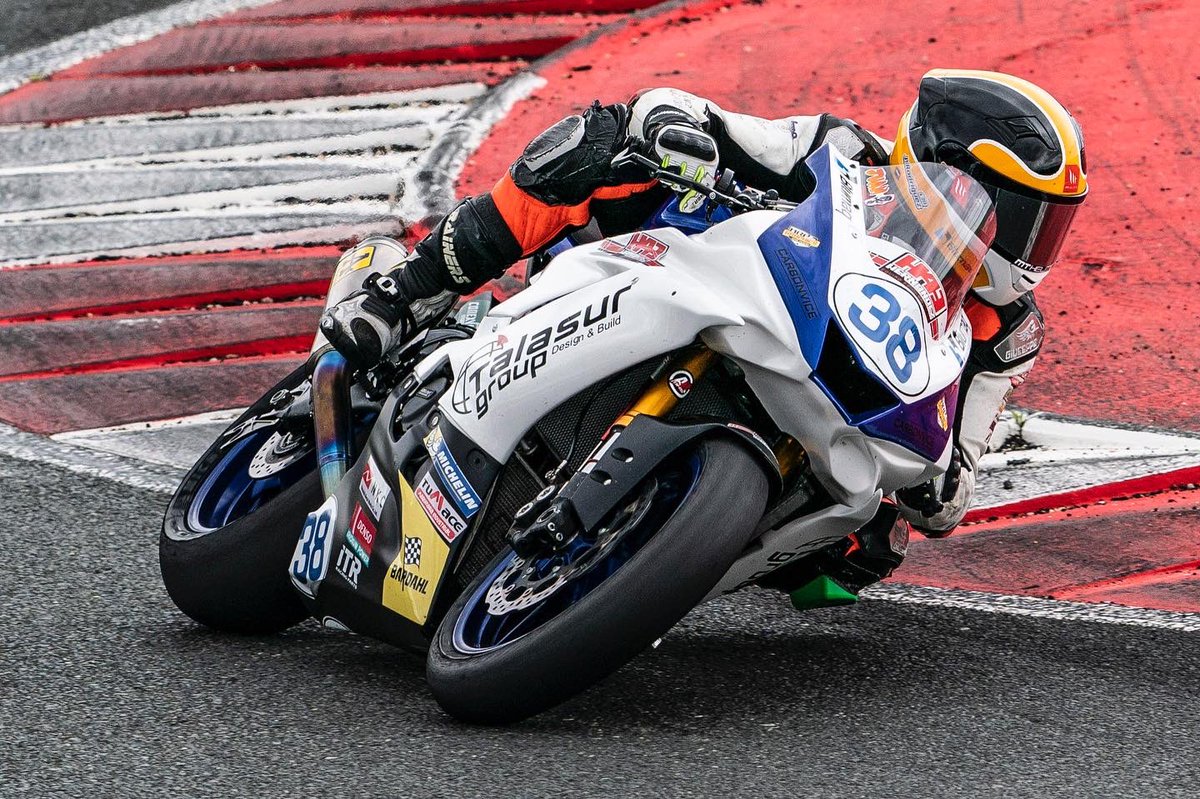 H43Team's tweet photo. Ponemos rumbo al @circuitvalencia ‼️

Entramos en semana de carreras con la penúltima ronda del ESBK, en un lugar en el que hemos conseguido buenos resultados en años anteriores. Estamos listos y vamos a pelear en cada sesión por ser los mejores 🤘🏼 https://t.co/dBHIZBdATA