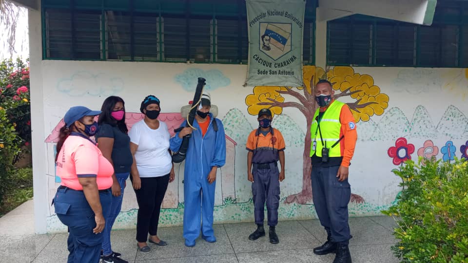educaraguamcpo1's tweet photo. CUMPLIENDO ORIENTACIONES DEL CIUDADANO ALCALDE @regulolacruz EL EQUIPO DE @PC_LibertadorA SE ENCUENTRA REALIZANDO DESINFECCIÓN DE LAS INSTITUCIONES EDUCATIVAS DEL #MPOLIBERTADOR RUMBO A LAS CLASES PRESENCIALES. EN PALO NEGRO HAY #SoberaniaPatriaYPaz @NicolasMaduro @leoalvacabrera https://t.co/n9yyve7taw