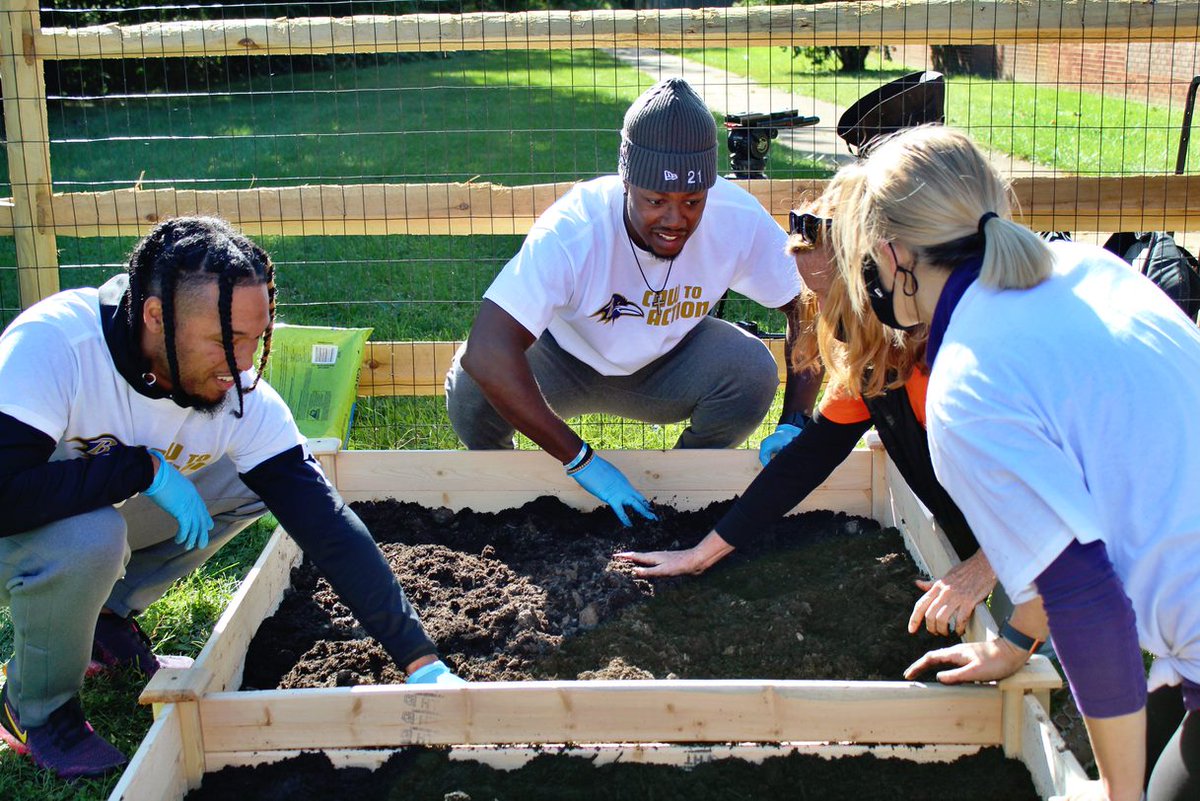 RavensCommunity's tweet photo. Our guys spent their Victory Monday morning giving back to the community as a part of our #CawtoAction!

They had a great time working on projects throughout Baltimore with the #RavensFlock and @UnitedWayCM!

#OurTeamOurCommunity 💜 https://t.co/J9XJKdmvN8