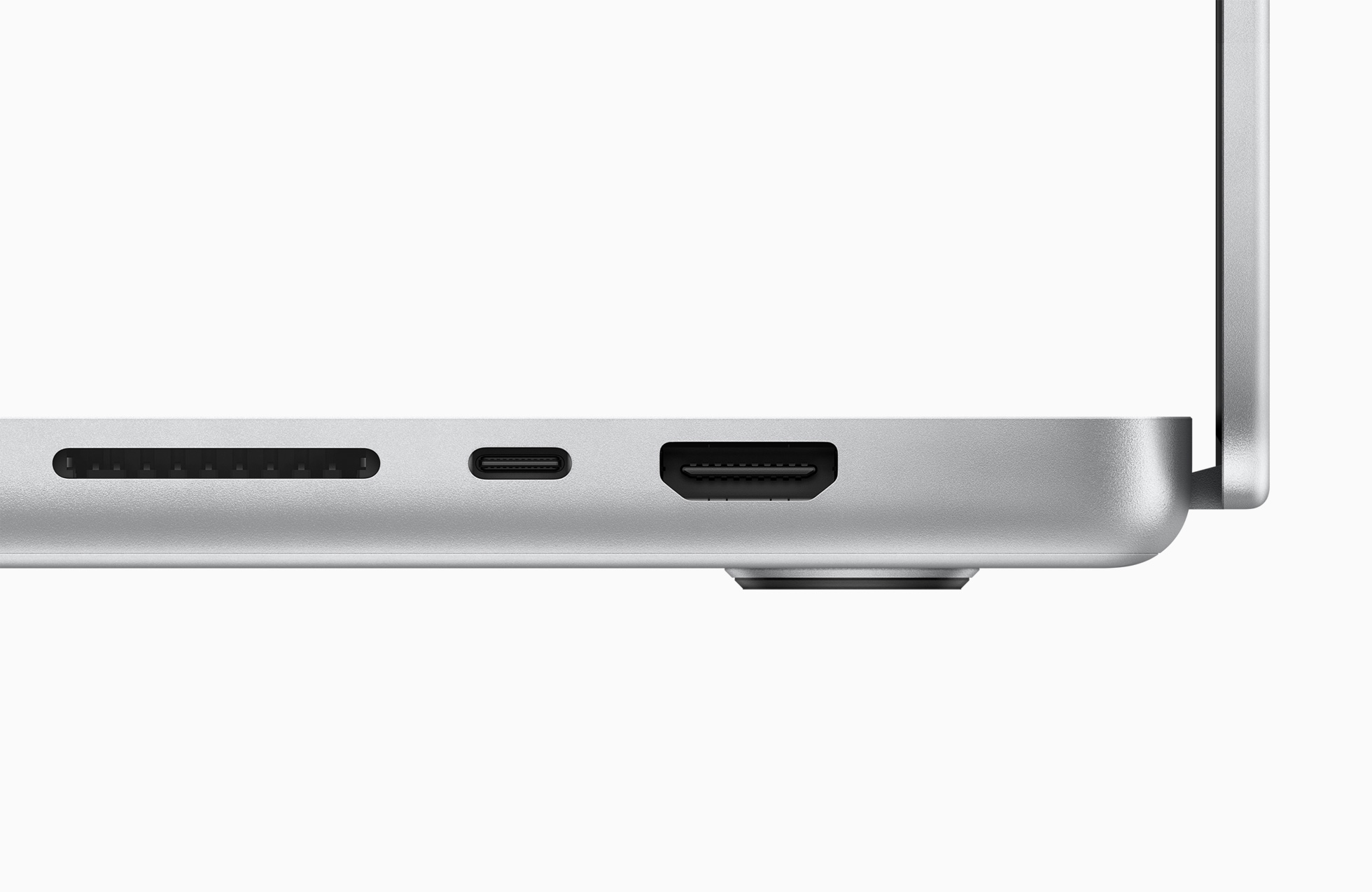 Foto lateral do novo MacBook Pro mostrando entrada para cartão SD, porta USB-C e entrada HDMI.