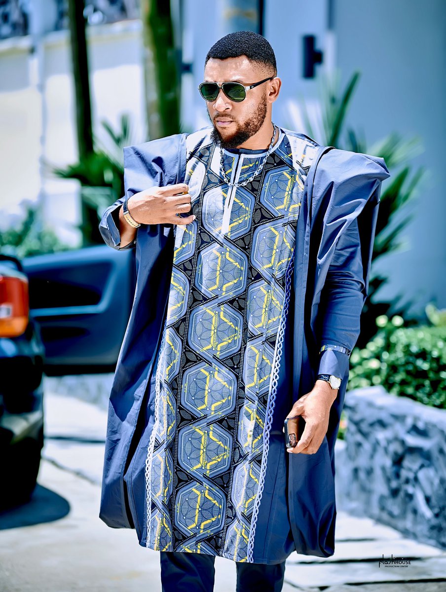 nsang_officiel's tweet photo. bonsoir mes boss ❤️💪
Si vous voulez que la vie vous sourie, apportez-lui d’abord votre bonne humeur.
Quoi de mieux que d’être habillé par la marque de vêtements 💯 % camerounaise I am'"
❤️🙏☝️
#nsang #acteur #actor #TravaillonsPlusPoursameliorer #brandAmbassador #iam237 https://t.co/XdJN6zkKzD