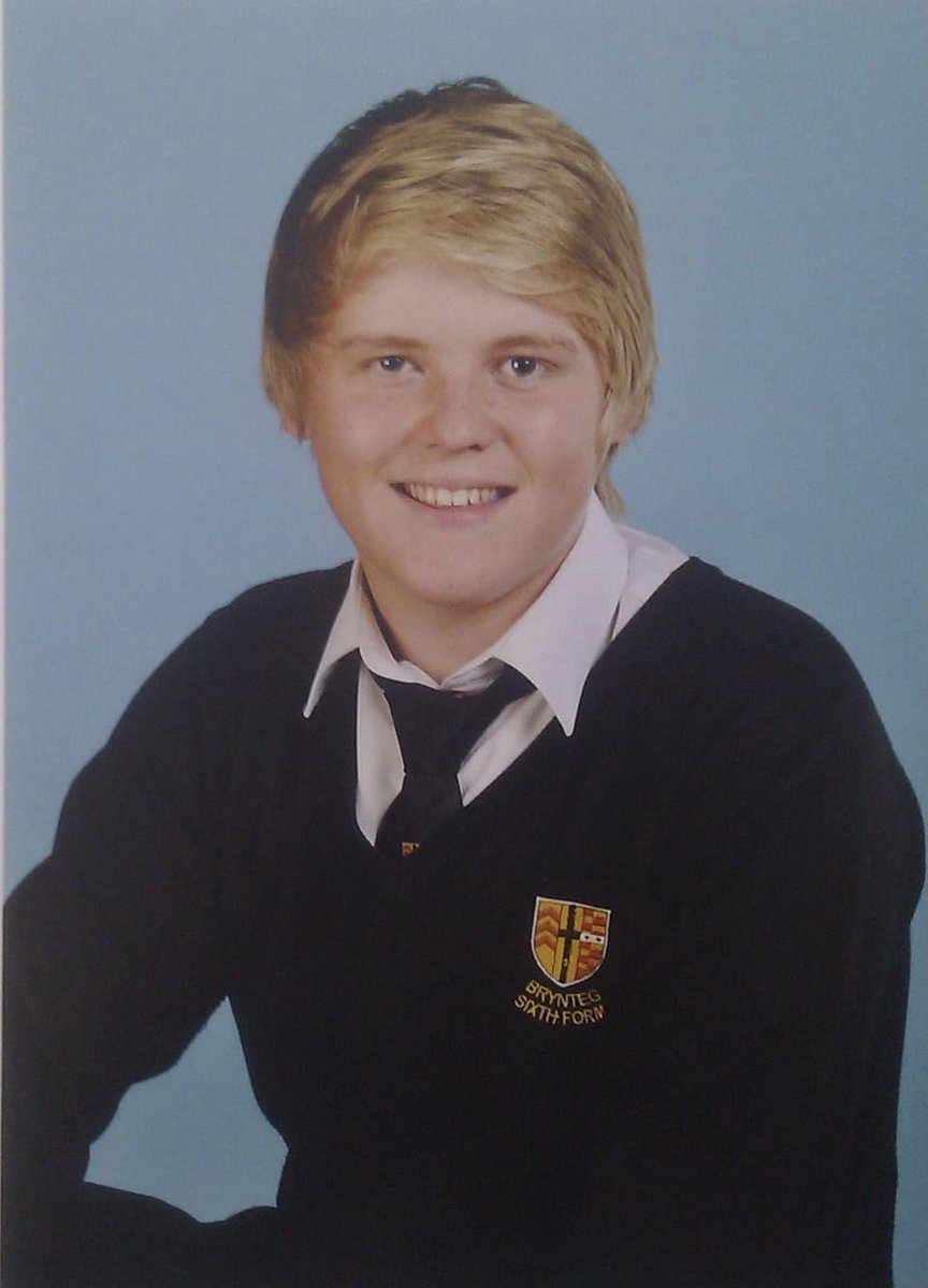 AWynNicholas's tweet photo. Hard to believe it’s been almost 10 years since my last school photo 📚 https://t.co/GDcetlcaFE