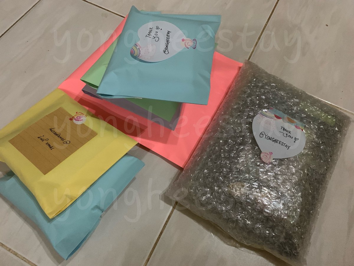 yongheestay's tweet image. #yongheeupdate

ya Allah sembuhkan lah balik pinggang hamba Mu ini🧎‍♀️ 7/7 parcels done! as usual once drop off i’ll update the tracking number kat masterlist^^ link masterlist kat 📌 tweet 

**sape nak join postage 19/10 boleh je dm lelaju, maybe i post petang semua ni😬