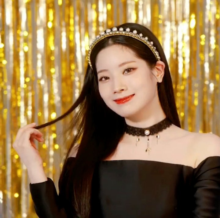 sourcekdh's tweet photo. so in love with her 

#DAHYUN #다현 @JYPETWICE https://t.co/sMJe4csdyL