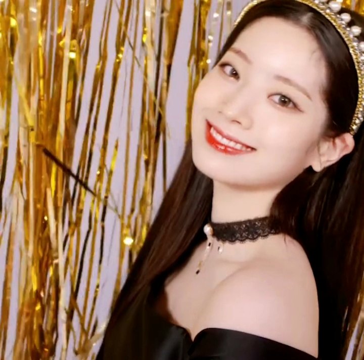 sourcekdh's tweet photo. so in love with her 

#DAHYUN #다현 @JYPETWICE https://t.co/sMJe4csdyL