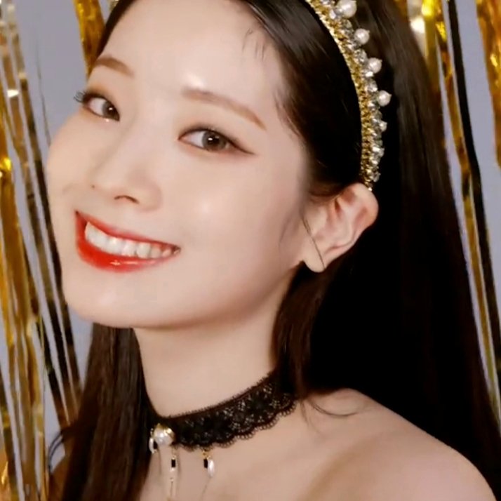 sourcekdh's tweet photo. so in love with her 

#DAHYUN #다현 @JYPETWICE https://t.co/sMJe4csdyL