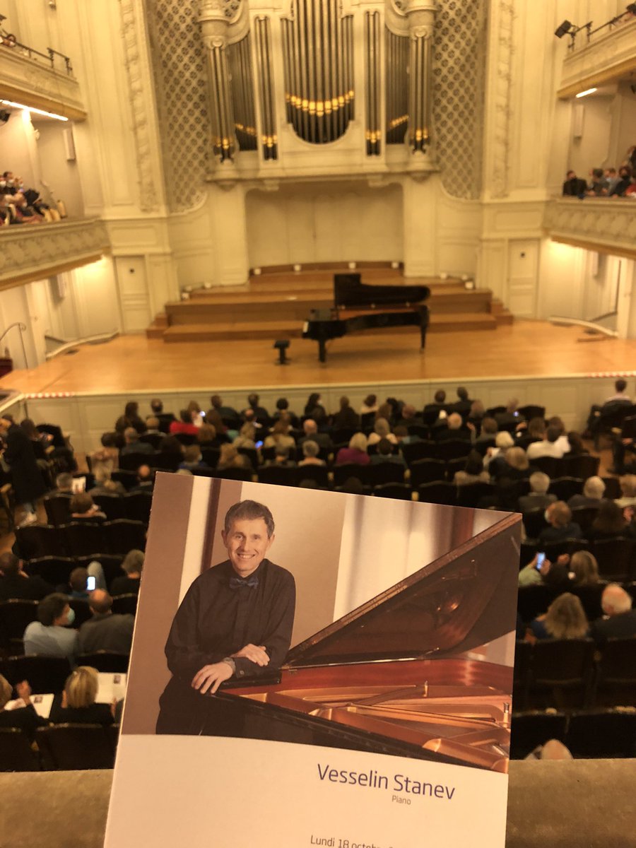 vtguillemin's tweet photo. A peine sorti à l’anglaise de la conférence sur Strauss de Dominique #Meyer, maintenant dans la grande salle de @Gaveauconcerts pour le pianiste Vesselin #Stanev dans Schumann et Brahms 🎹 https://t.co/g4nYvEwrsX