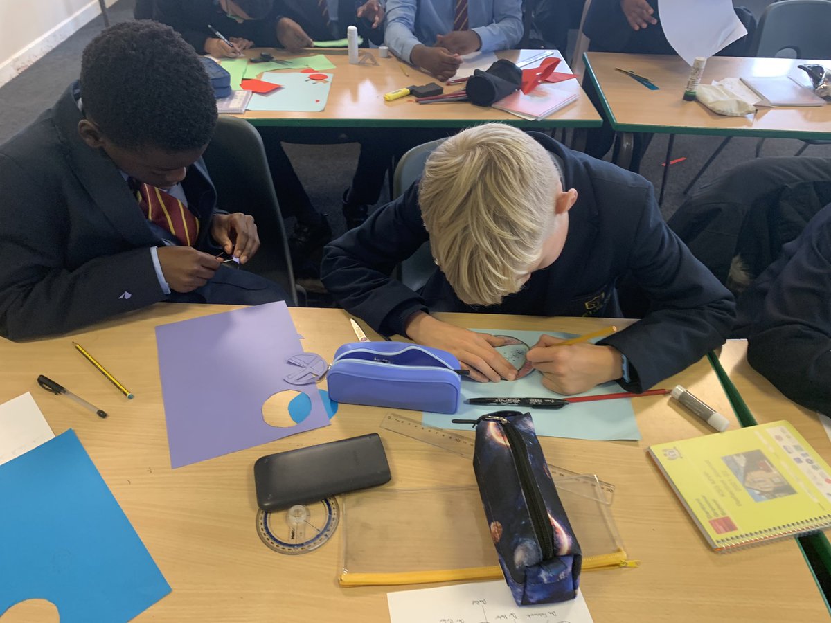 FrauPritz's tweet photo. 7B working hard on their formula 1 driver profiles in German. #Creativityweek @DGS_MFL @DartfordGS https://t.co/sI9MRXkuDN