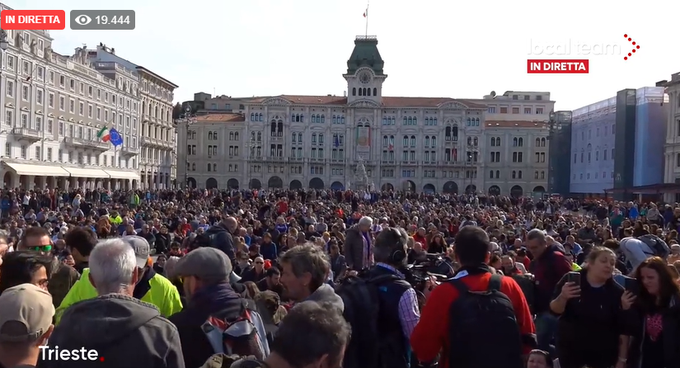 NoudMaas1's tweet photo. Cari abitanti della città di #Trieste , qui in Olanda ma anche nel resto del mondo vi stiamo guardando. Continua a resistere in modo nonviolento. Siamo fieri di te.
#triesteNONmolla #Trieste #dittatura #vergogna https://t.co/s8vlfVSfAf