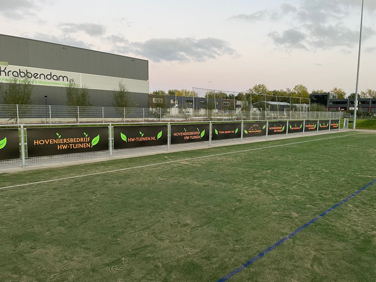 Unieke bordsponsoring!🪧

U heeft het vast al gezien! Met ingang van dit seizoen heeft ons tweede kunstgrasveld over de gehele breedte bordsponsoring van dezelfde sponsor. 

🤝Die sponsor is HW-Tuinen: hw-tuinen.nl