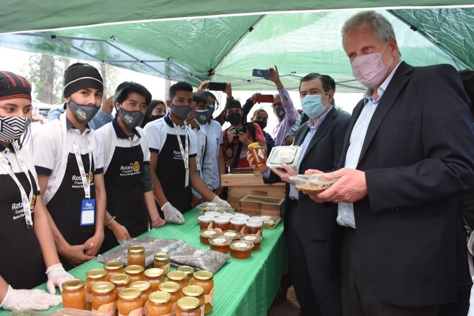 Con el ministro de Educacion de la Nacion, visítanos varios stand que exponen en el Viveros San Carlos, dodne se desarrolló la presentación del Programa “Escuela  Escalas Metas”