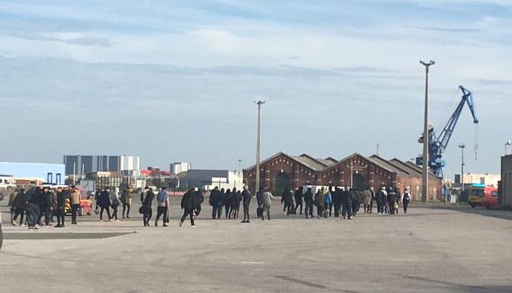 Utopia_56's tweet photo. Aujourd'hui, record de naufrages dans la Manche. Au moins 250 personnes et 11 bateaux ont échoué à la traversée. Des personnes en détresse et hypothermie. La majorité se retrouve ce soir dans les rues de Calais et Grande-Synthe, sans tente. https://t.co/2V3ycNLACv