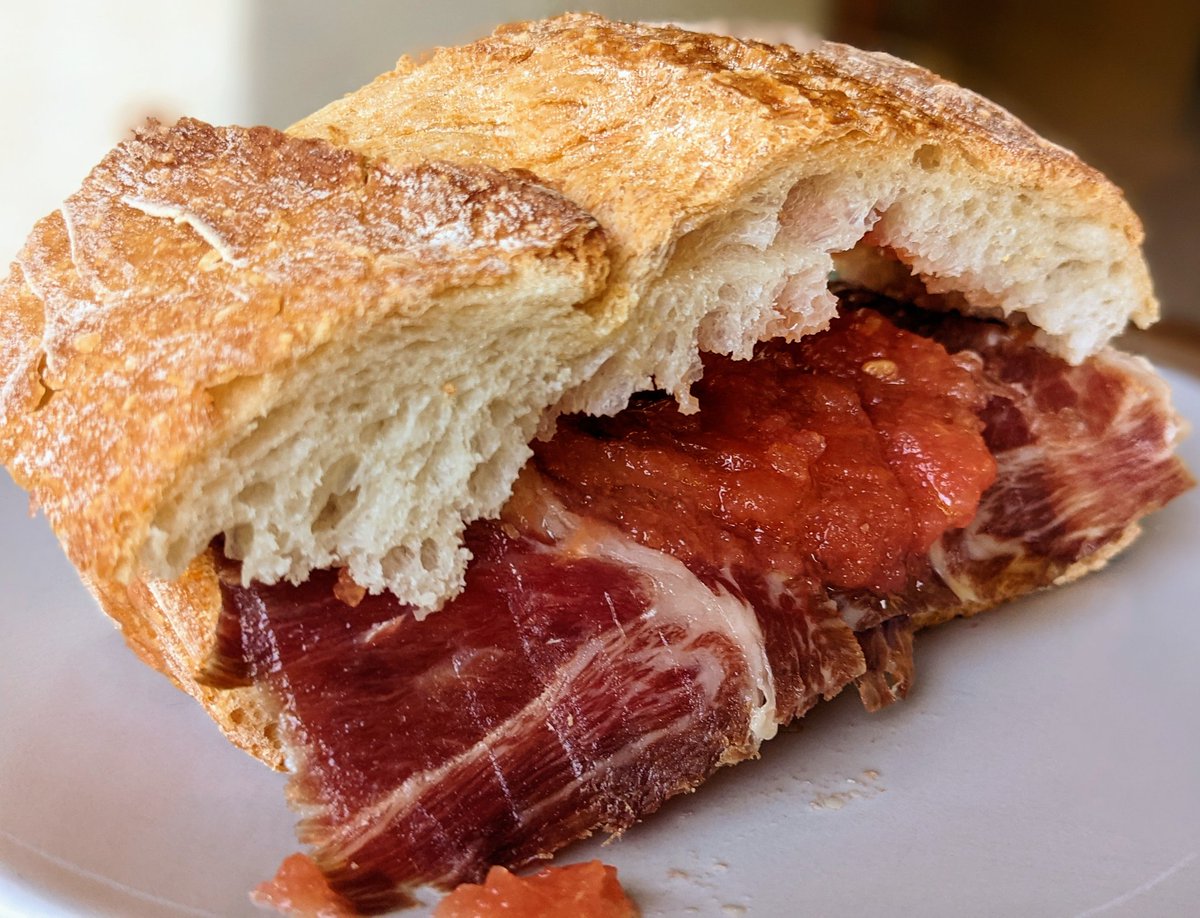 Buen pan, jamón ibérico, tomate rallado y aceite de oliva. Say no more.