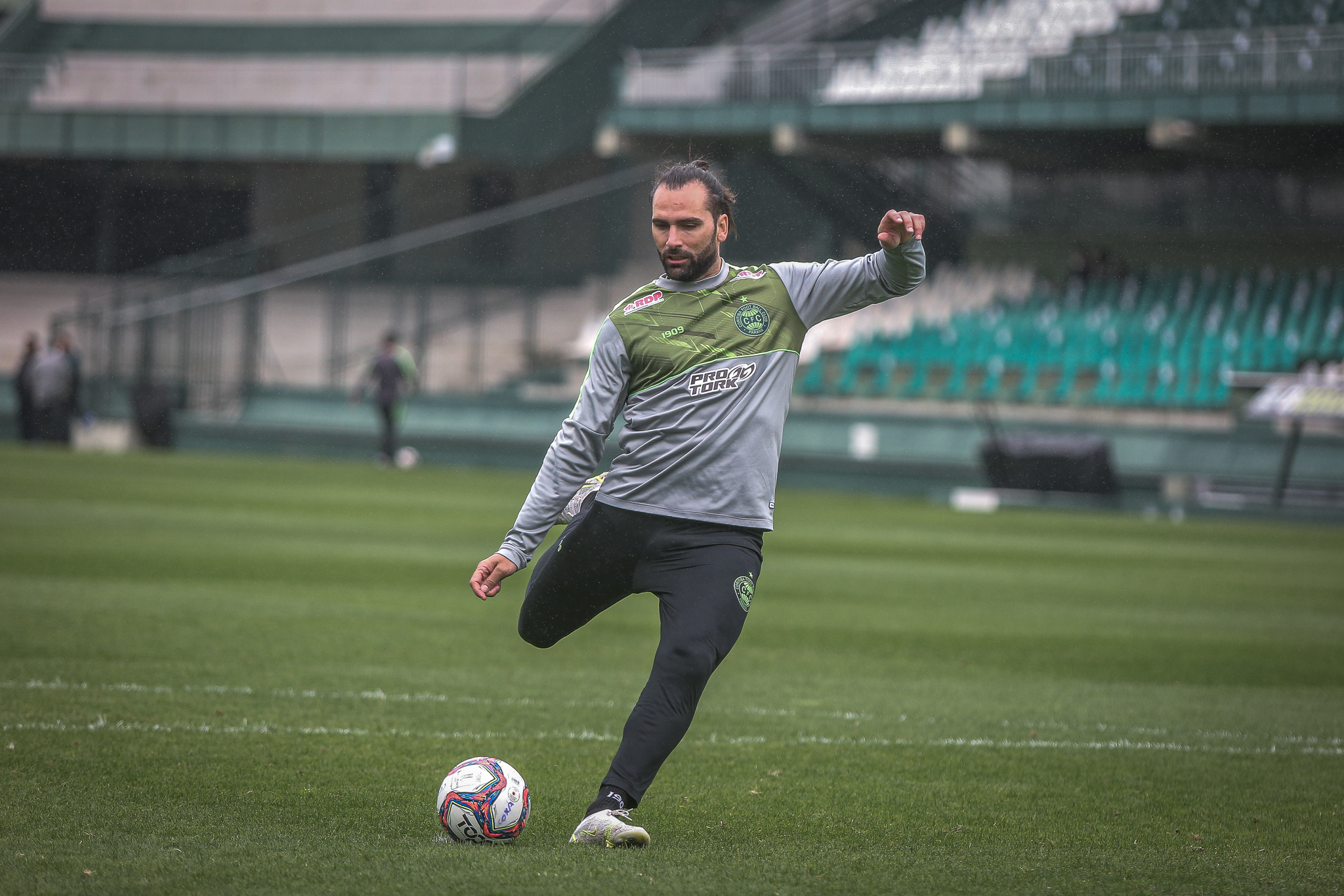 Léo Gamalho acerta a pontaria para fazer o Coxa voltar a vencer. Foto: Coritiba/Twitter