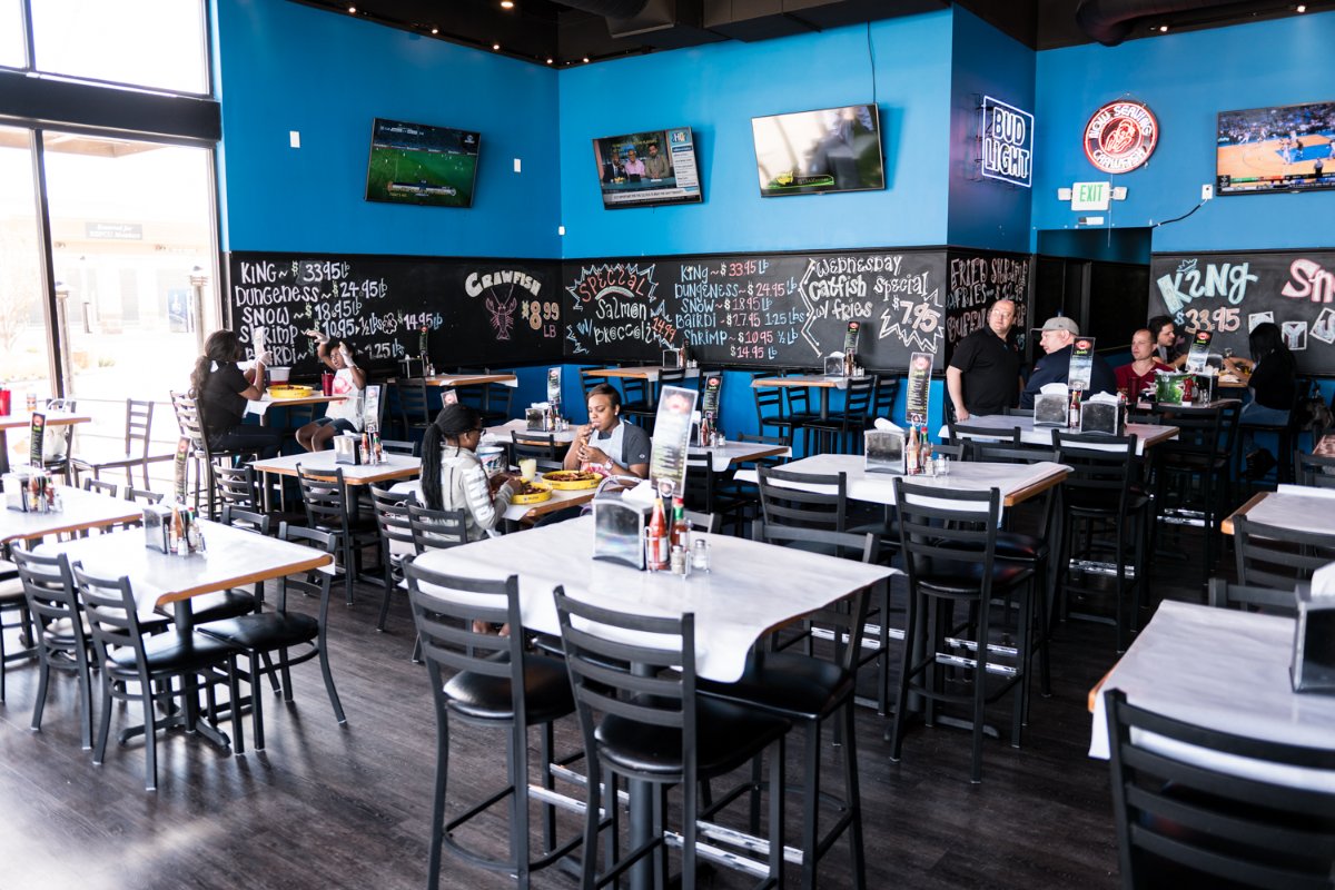 ShellShackPlano's tweet photo. We have plenty of room for family and friends alike to come together for a delicious meal. Just stop by to get a true taste of the Shell Shack scene! https://t.co/1n4VK7bM2T