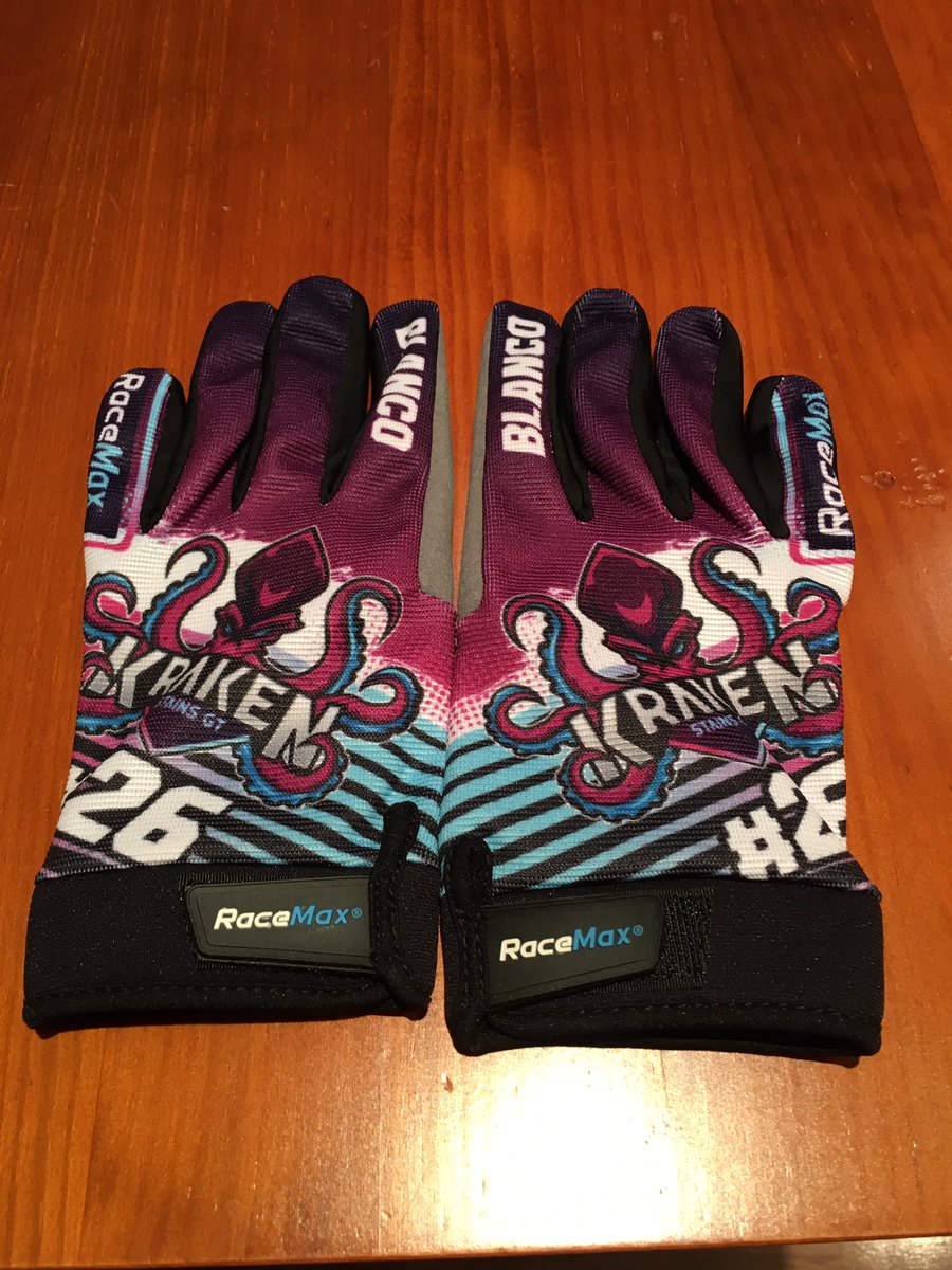 Ya llegaron mis guantes personalizados de <a href="/KrakenStainsGT/">Kraken Stains GT</a>  !!

Gracias a <a href="/RaceMax2/">RaceMax</a>