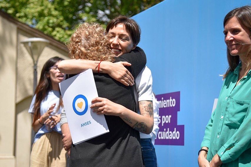 mayrasmendoza's tweet photo. Con @FerRaverta y @ceciliasoler_ entregamos las primeras jubilaciones del Programa de Reconocimiento de Aportes por Tareas de Cuidado a mujeres quilmeñas.

Desde el Estado vamos a seguir avanzando para conquistar mas derechos y construir un país más justo e igualitario 💜 https://t.co/ct98zkF0rW