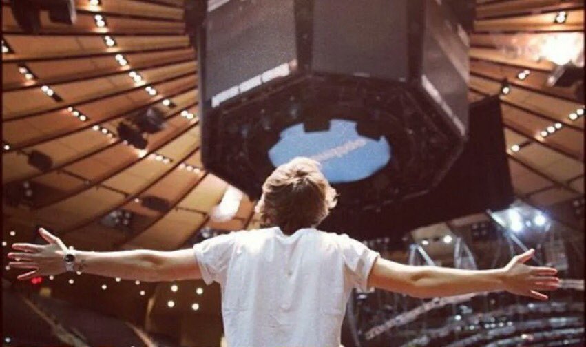 solbyager's tweet photo. @Harry_Styles same white shirt couple more tattoos https://t.co/vZF406HTxm