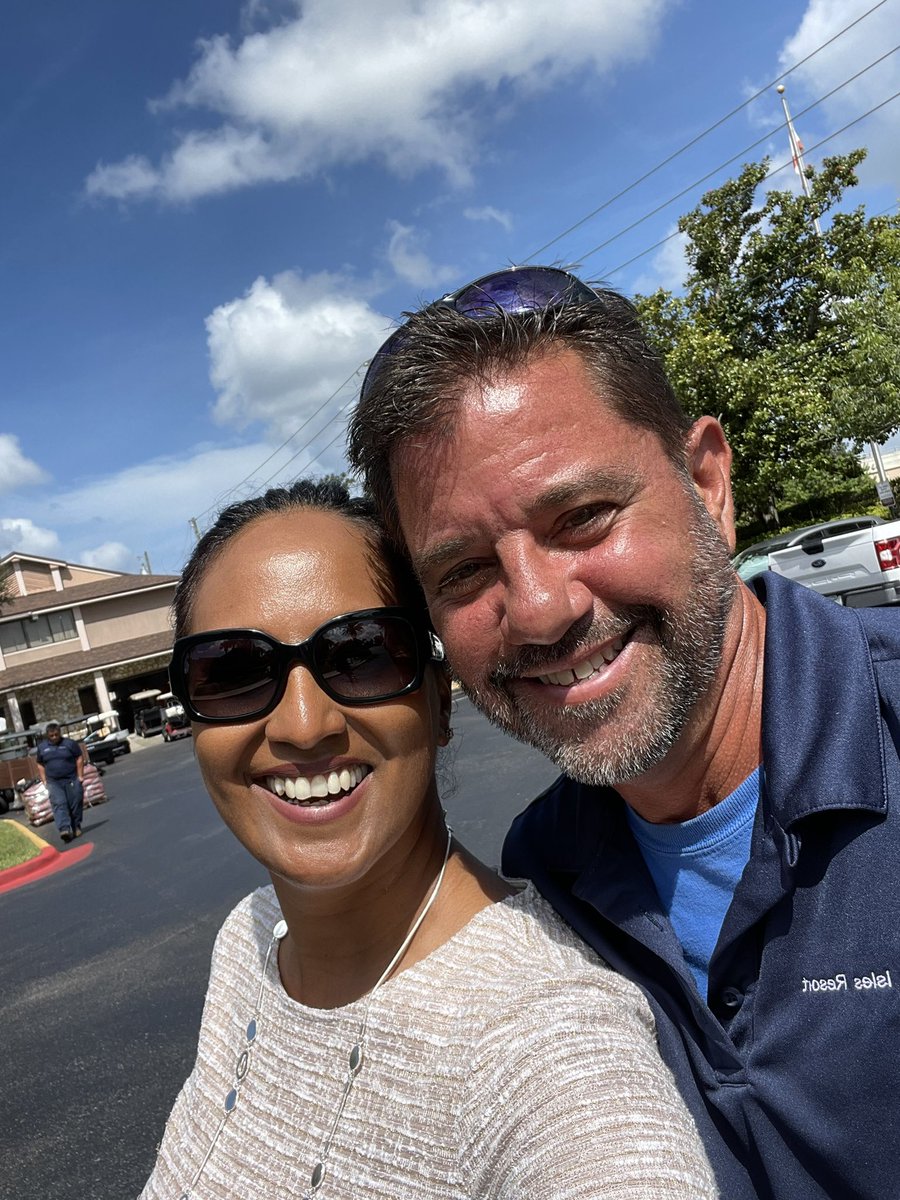 ValvanoMike's tweet photo. Happy Boss Day ! Your the best#Diamondresorts#Diamondcarrers#Lifeatdiamond https://t.co/FcLJ5THGfK