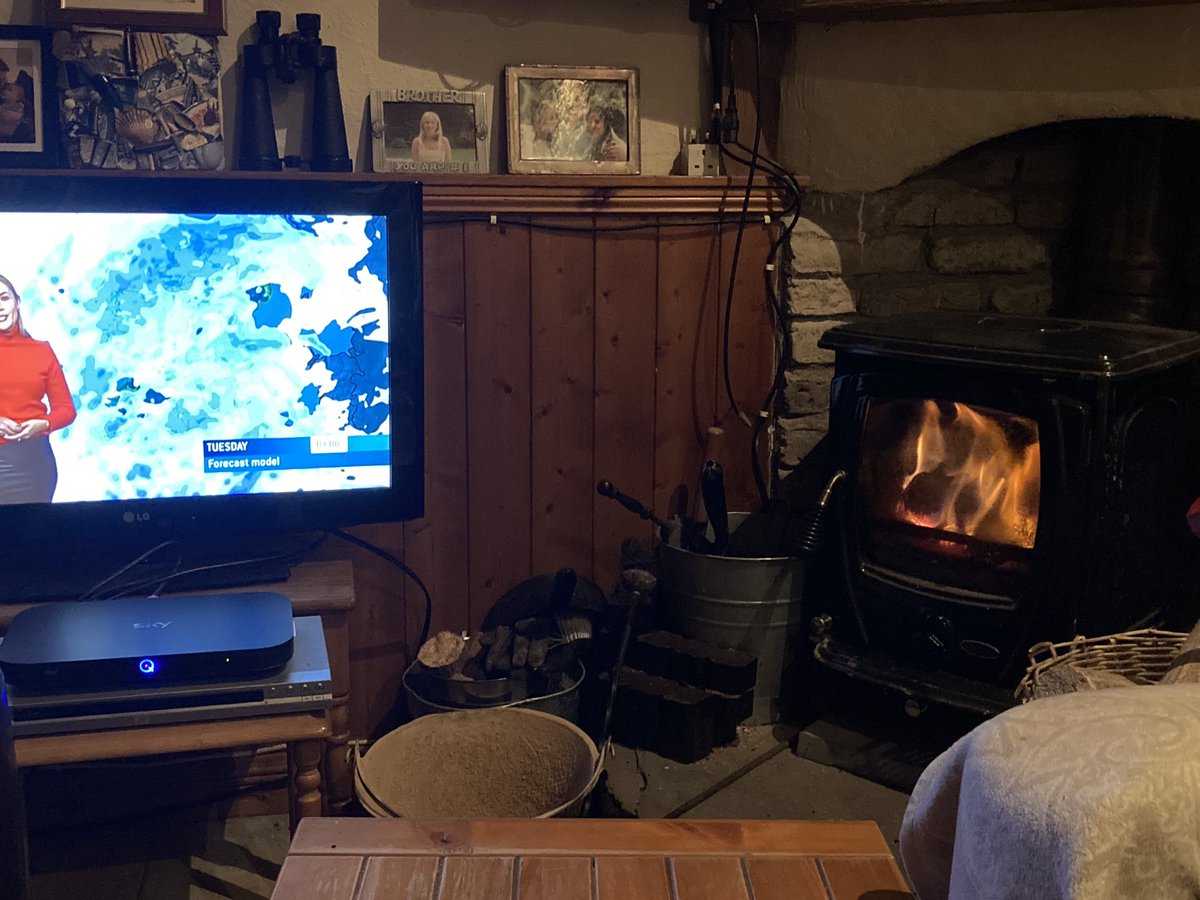 charlieadley's tweet photo. Forecast and fire. #autumn #mellowfruitfulness #lashingrain https://t.co/HZHsIsHe4I