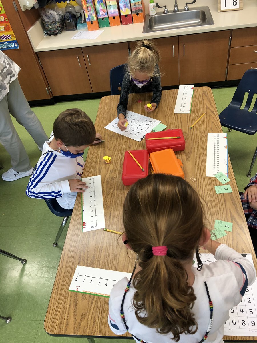 QRSCorrigan's tweet photo. Playing a fun math game to help us practice one or two less @qrbryant https://t.co/TGdyVBWNgu