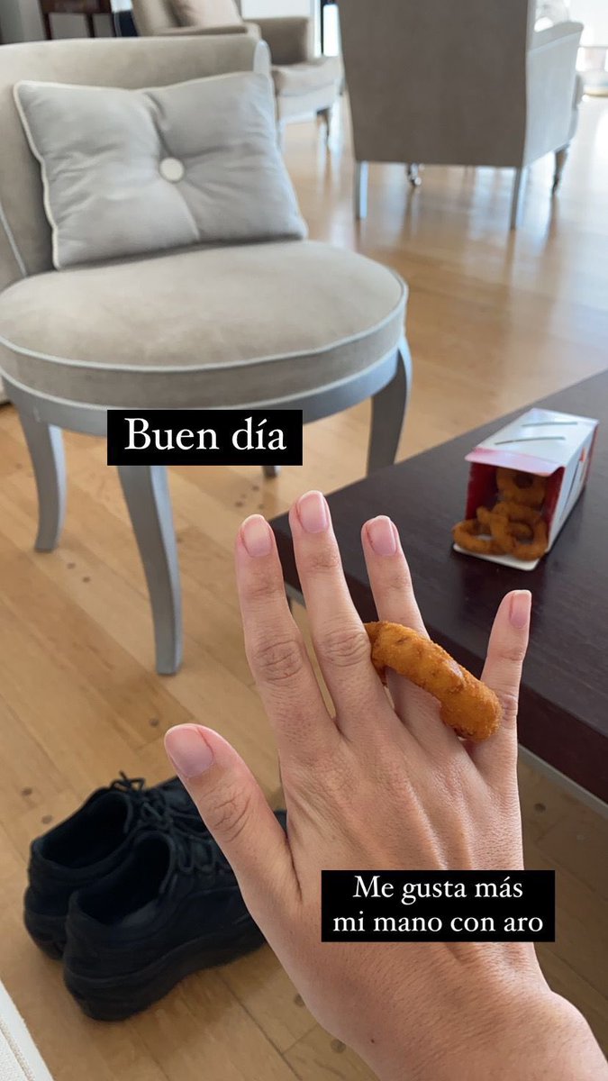 AgustinaSimieli's tweet photo. Nadie: 
kpo de mkt de @BurgerKingArg : https://t.co/2t0mtw1KeB