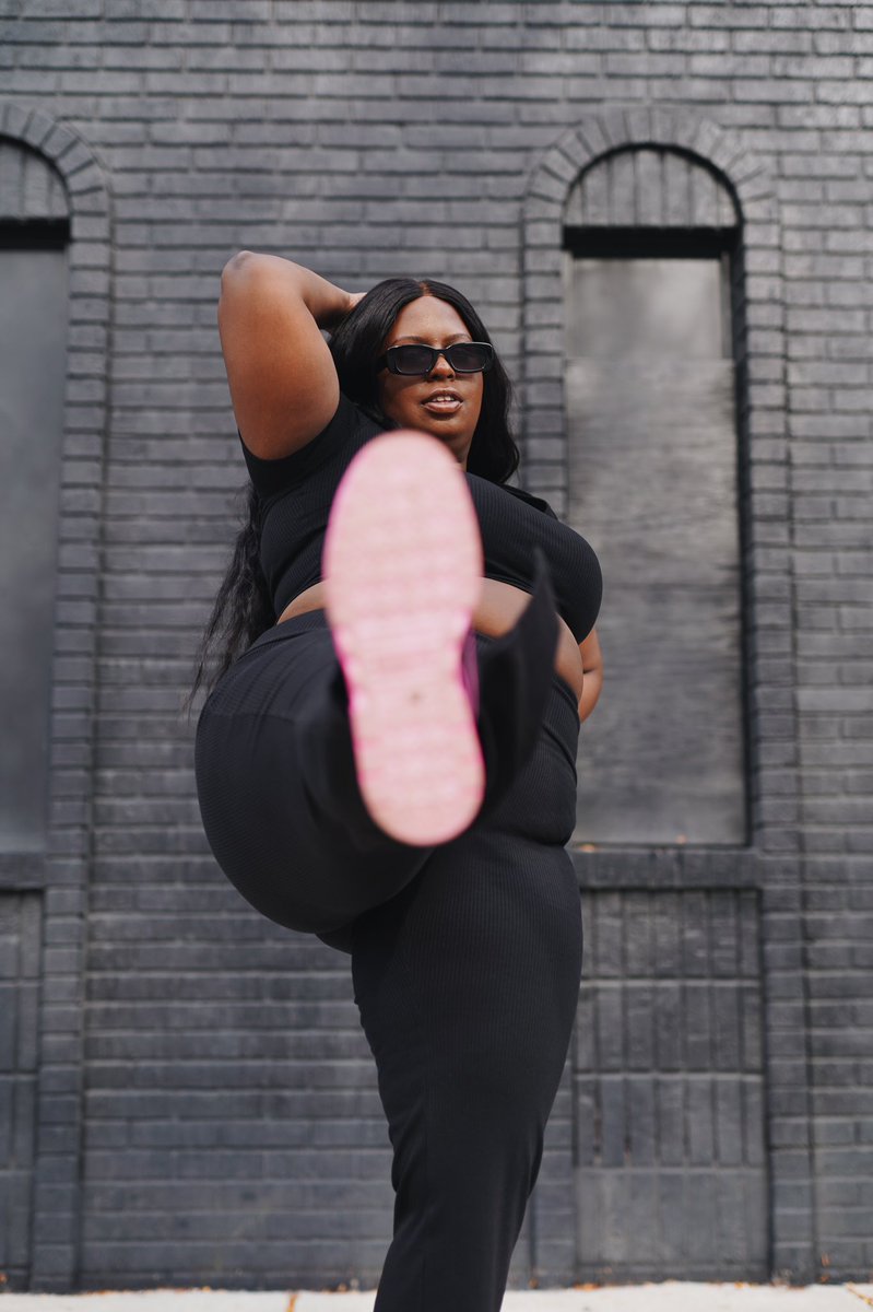 SocialNTheCity's tweet photo. Partnering w @PUMA for #BreastCancerAwareness. For every IG story shared with the hashtag #SheMovesWithPurpose, they will donate $1 to @barbells_usa to improve life + outcome of individuals impacted by breast cancer. 

watch here, https://t.co/TIzFAeR6gP

📸@WIMMROW #pumapartner https://t.co/KbuDdvaYdK