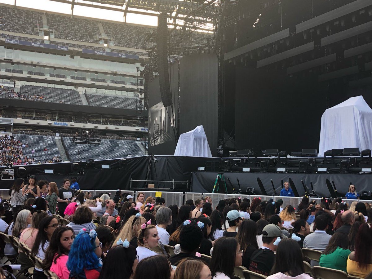 Breaunaxo's tweet photo. im proud of abel and how he’s doing stadium tours now… but I hate stadium concerts. do y’all realize how far away from the stage we’ll be, even front row? here’s a photo for example. idk about y’all, but in arenas, im almost able to reach out and touch the stage… not anymore 🙃 https://t.co/3M1qy4B8TQ