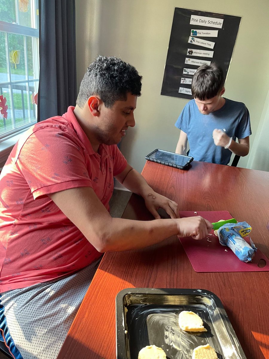 AndersonAutism's tweet photo. Pine house boys learn about baking cookies! #Autism #Baking #Cookies #1in54 https://t.co/3xrGd9nCLX