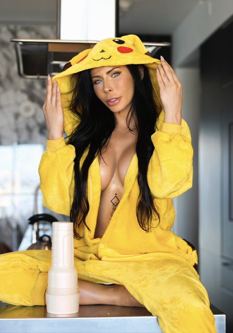 Let&rsquo;s play Pok&eacute;mon-Hoe, I choose you! ⚡️ https://t.co/TaCy3ymWzQ https://t.co/pPiKoPpwcp<a href="/tag/friday"class="tags"><span>#friday</span></a><a href="/tag/art"class="tags"><span>#art</span></a>