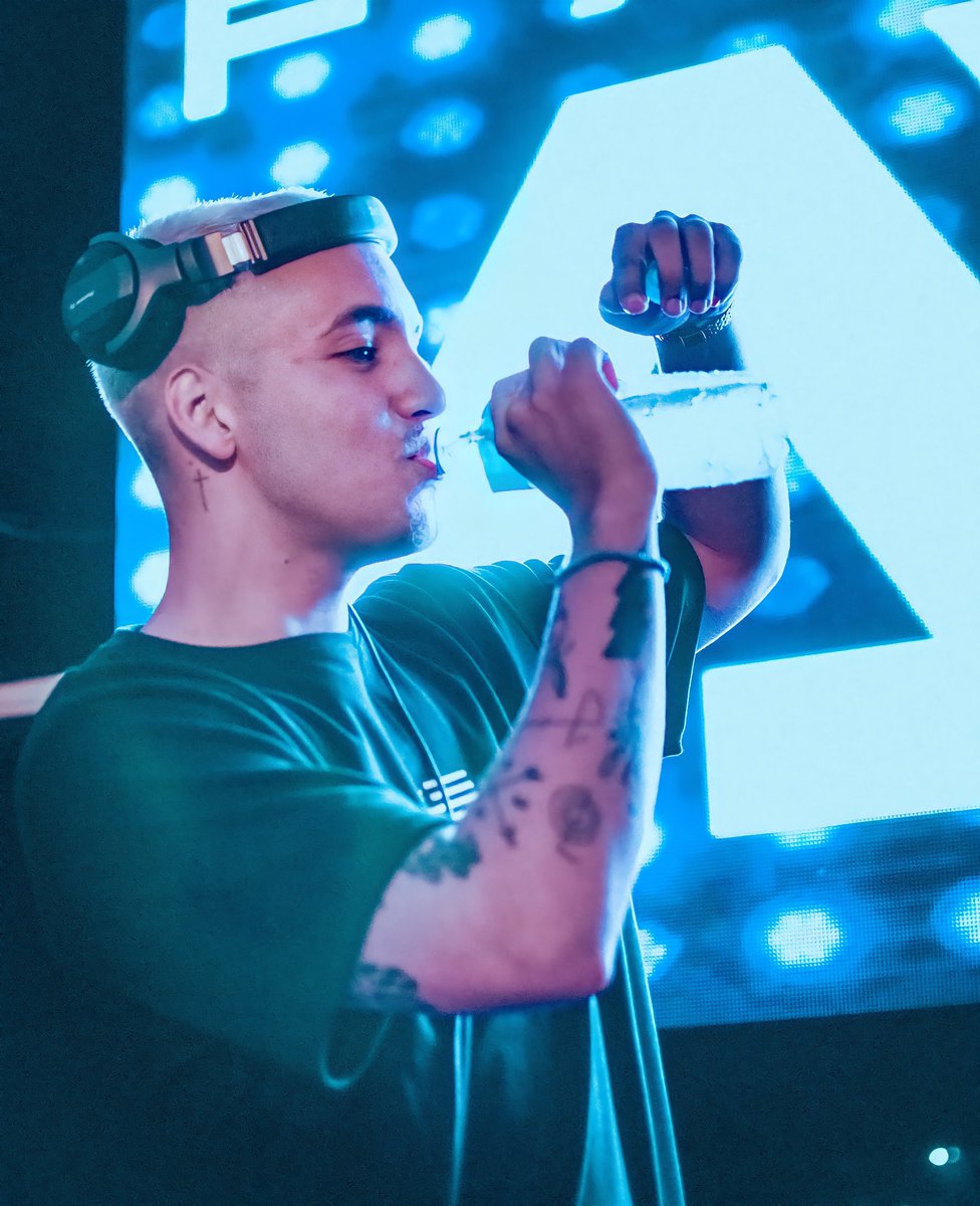 faragmusic's tweet photo. Meteram dança esse fds? 🕺🏽🔥 https://t.co/jtO4Uf10Kc